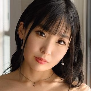 마나카 스즈네
