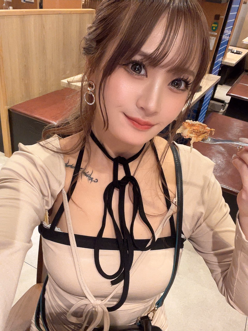 토모야스 레나 8